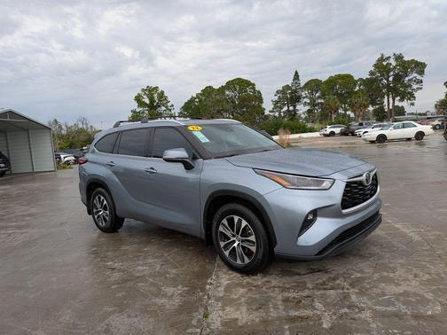 Moon Dust 2021 Toyota Highlander XLE