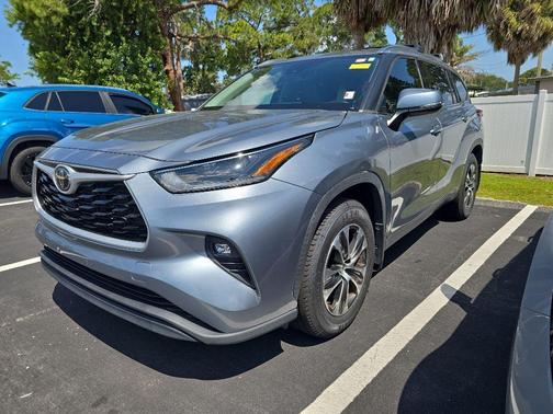 Moon Dust 2021 Toyota Highlander XLE