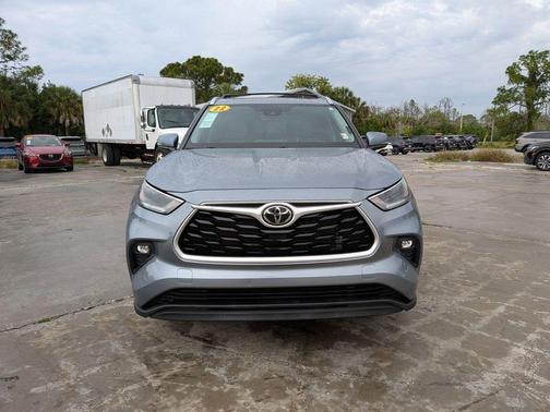 Moon Dust 2021 Toyota Highlander XLE
