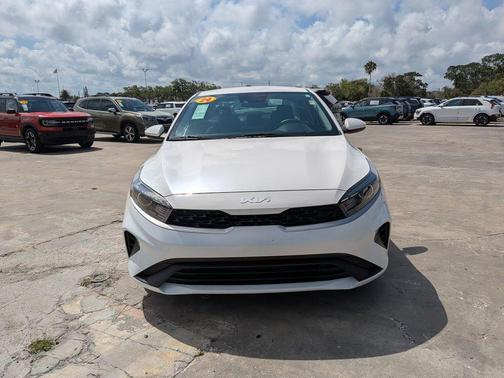 Snow White Pearl 2024 Kia Forte LXS