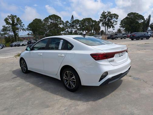 Snow White Pearl 2024 Kia Forte LXS