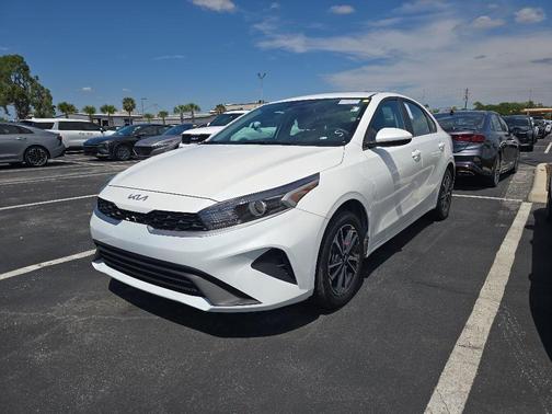 Snow White Pearl 2024 Kia Forte LXS