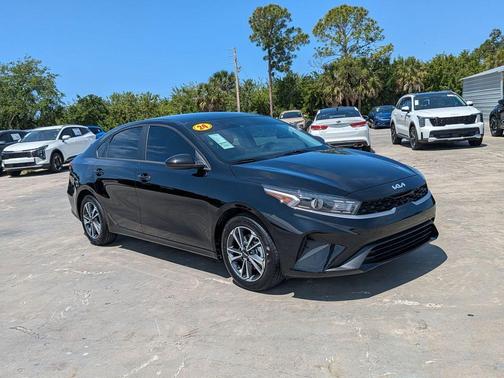 Aurora Black Pearl 2024 Kia Forte LXS