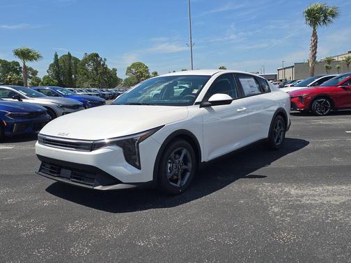 Snow White Pearl 2026 Kia K4 LXS