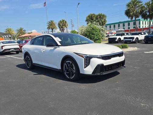 Snow White Pearl 2026 Kia K4 GT-LINE