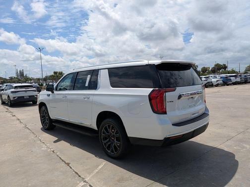White Frost Tri-Coat 2024 GMC Yukon XL SLT