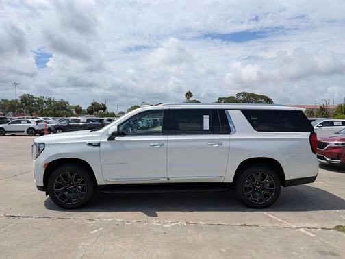 White Frost Tri-Coat 2024 GMC Yukon XL SLT