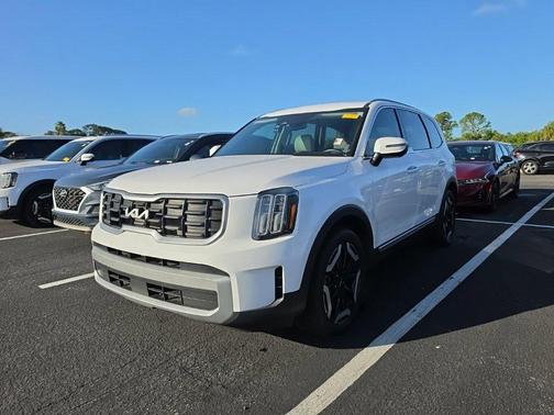 Glacial White Pearl 2024 Kia Telluride S