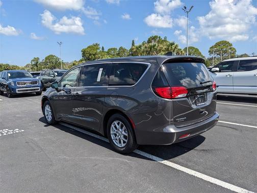 2022 Chrysler Voyager LX
