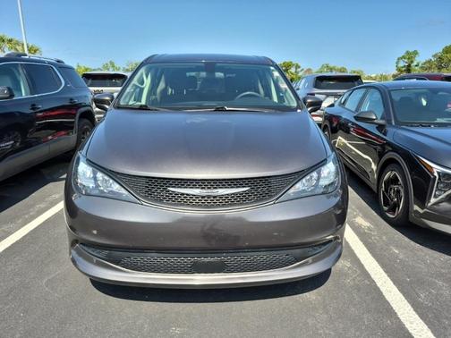2022 Chrysler Voyager LX