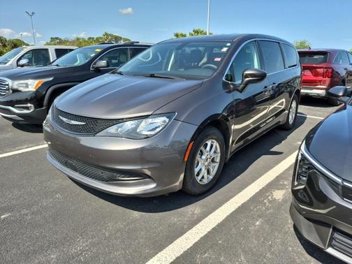 2022 Chrysler Voyager LX