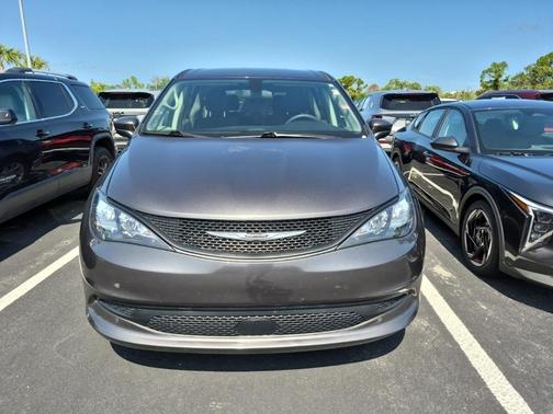 2022 Chrysler Voyager LX
