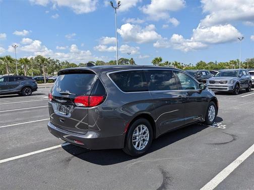 2022 Chrysler Voyager LX
