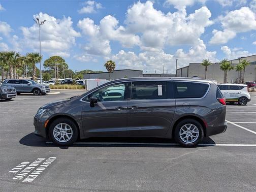 2022 Chrysler Voyager LX