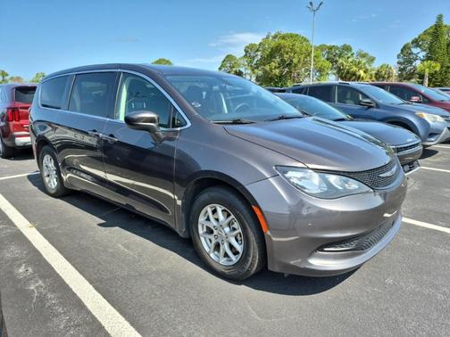 2022 Chrysler Voyager LX