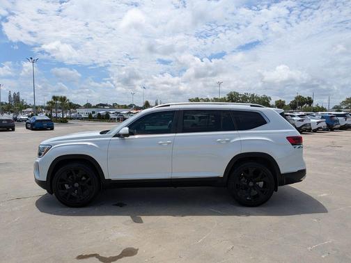 Opal White Pearl Effect 2024 Volkswagen Atlas 2.0T SEL