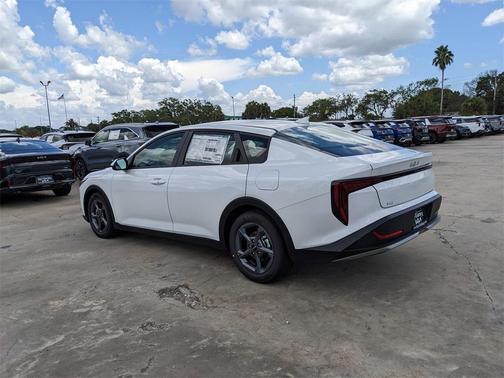 2025 Kia K4 LXS