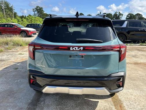 Blue / Black 2026 Kia Seltos S