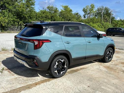 Blue / Black 2026 Kia Seltos S