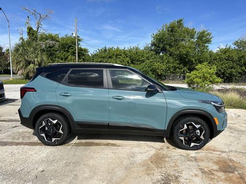 Blue / Black 2026 Kia Seltos S