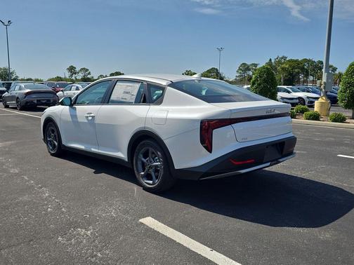 Snow White Pearl 2026 Kia K4 LXS