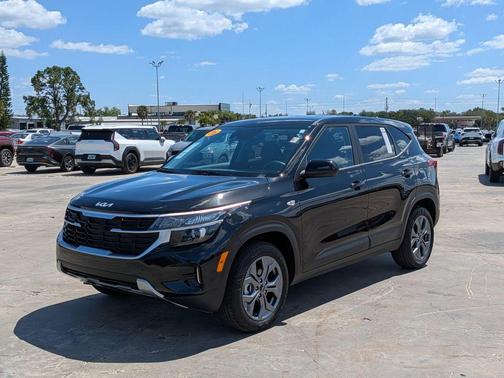 Black 2026 Kia Seltos LX