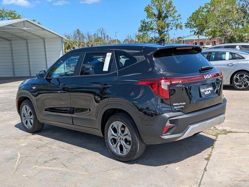 Black 2026 Kia Seltos LX