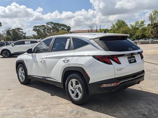 2022 Hyundai TUCSON SE