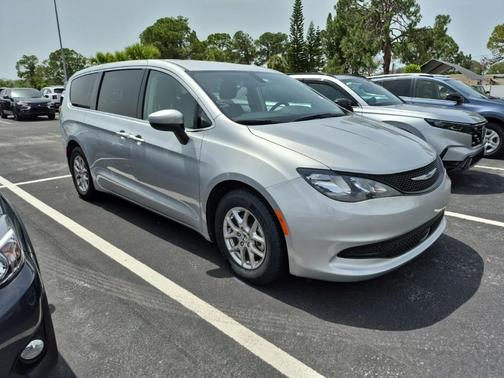 2022 Chrysler Voyager LX