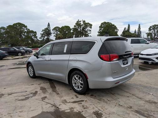 2022 Chrysler Voyager LX