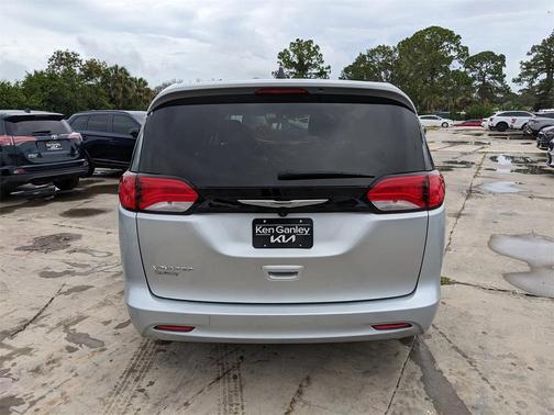 2022 Chrysler Voyager LX