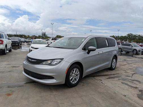 2022 Chrysler Voyager LX