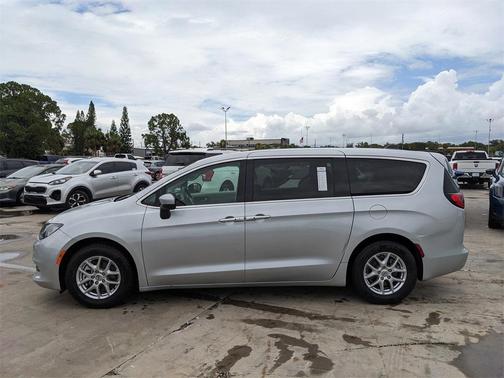 2022 Chrysler Voyager LX