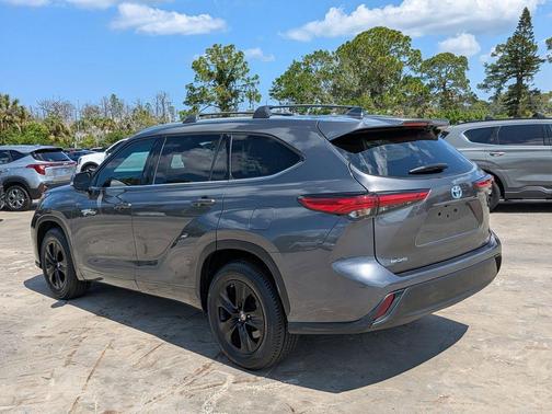 Magnetic Gray Metallic 2021 Toyota Highlander Hybrid XLE
