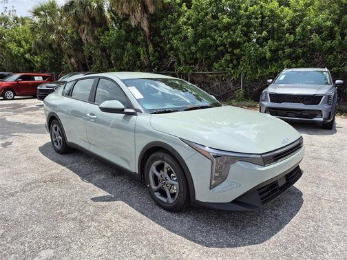 2025 Kia K4 LXS