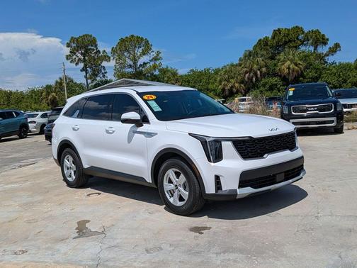 Glacial White Pearl 2024 Kia Sorento LX