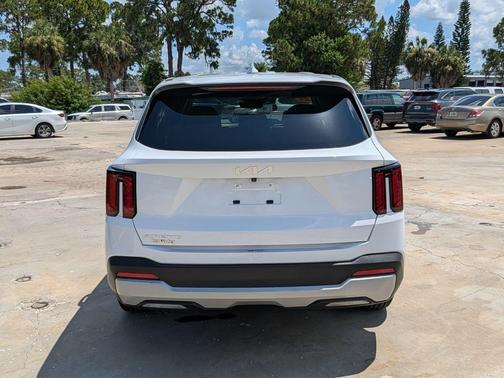 Glacial White Pearl 2024 Kia Sorento LX