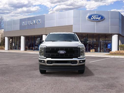 Oxford White 2027 Ford F-350 XL