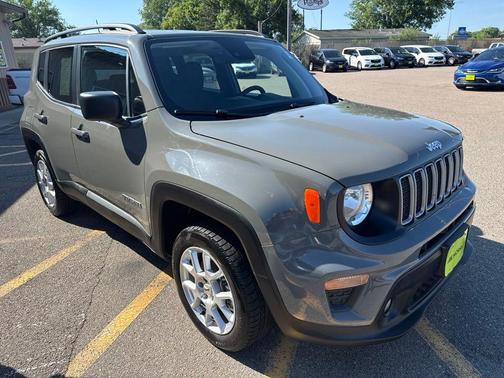 Sting-Gray Clearcoat 2022 Jeep Renegade Latitude