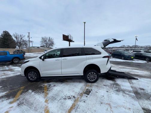 Ice Cap 2026 Toyota Sienna LE