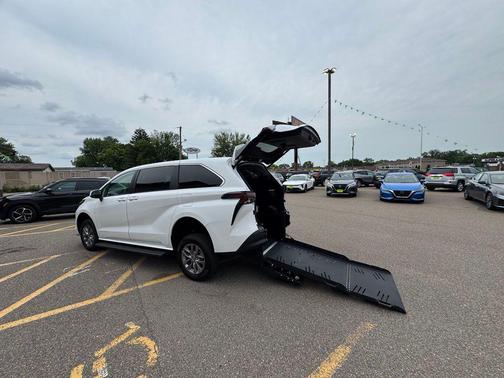 Ice Cap 2026 Toyota Sienna LE