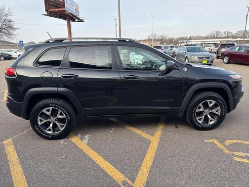 Brilliant Black Crystal Pearlcoat 2015 Jeep Cherokee Trailhawk