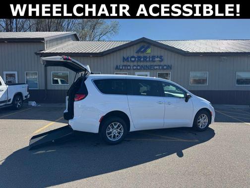 Bright White Clearcoat 2026 Chrysler Pacifica L