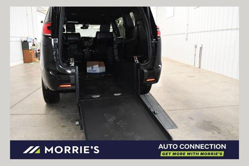 Diamond Black Crystal Pearlcoat 2026 Chrysler Pacifica L