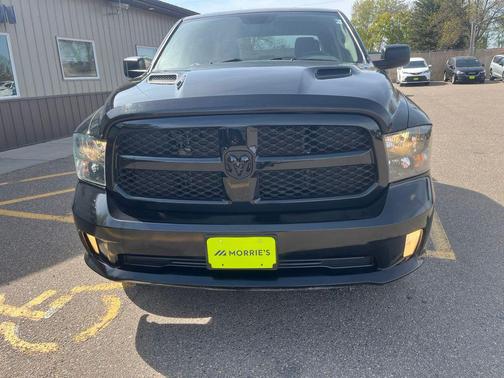 Diamond Black Crystal Pearlcoat 2019 RAM 1500 Express