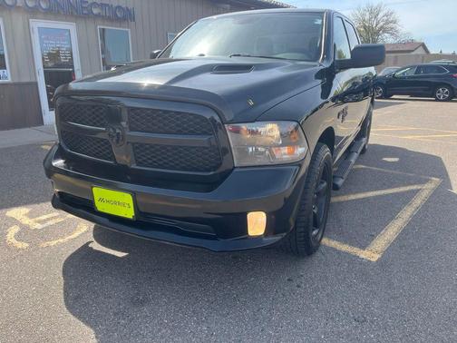 Diamond Black Crystal Pearlcoat 2019 RAM 1500 Express