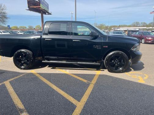 Diamond Black Crystal Pearlcoat 2019 RAM 1500 Express