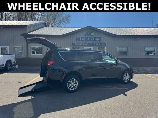 Diamond Black Crystal Pearlcoat 2026 Chrysler Pacifica L