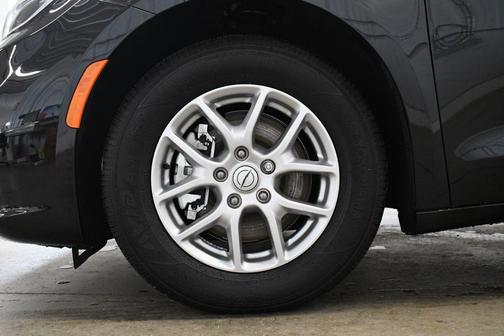 Diamond Black Crystal Pearlcoat 2026 Chrysler Pacifica L