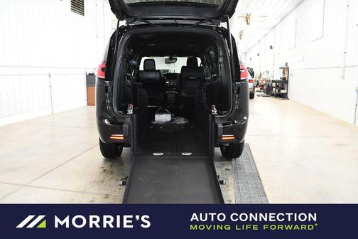 Diamond Black Crystal Pearlcoat 2026 Chrysler Pacifica L